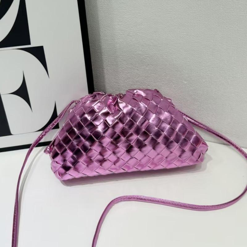 Neue plissierte gewebte Wolkentasche Nische Knödeltasche Windclip Weichleder Umhängetasche Wind