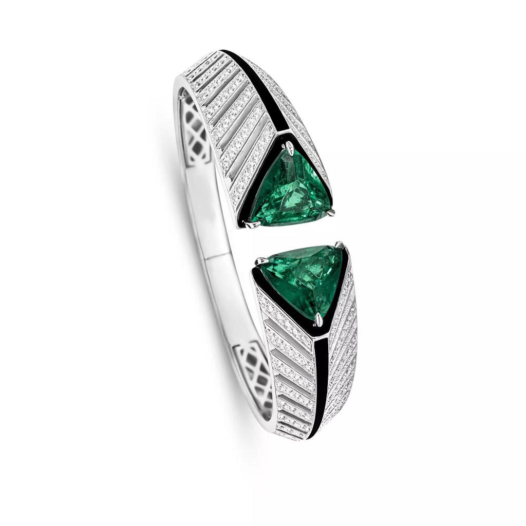 Luxurious Art Deco Women's Emerald Cotton Ring and Colombian Muzo Green Crackle Bracelet