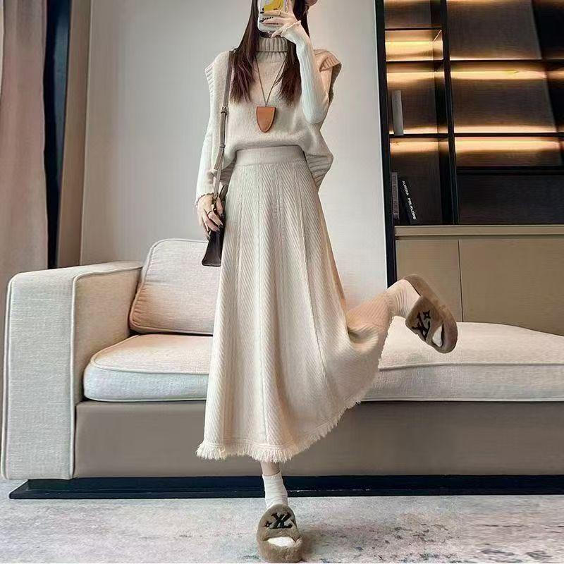 Mid-Length Velvet A-Line Skirt for Plus-Size Pear Shaped Figures - Slimming Autumn Style One size хаки