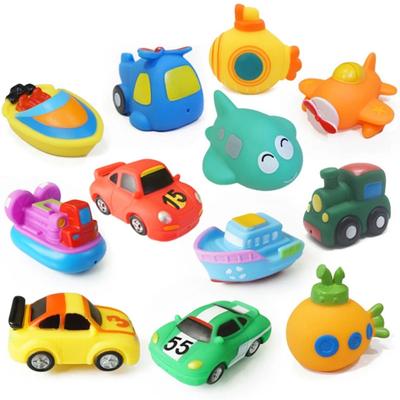 Giocattolo da Bagno per Bambini Giocattoli per Nuotare in Acqua Cartone Animato Gomma Morbida Macchina Barca Aereo Galleggiante Spremi Suono Spruzzo d'Acqua Giocattoli per Giocare con l'Acqua Regali