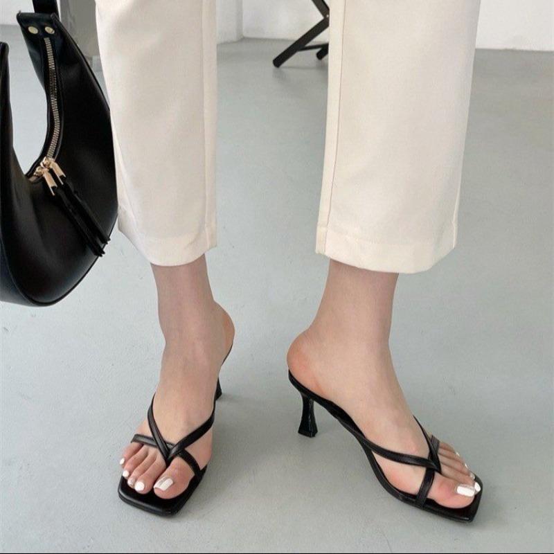 Summer new toe sandals thin heel slippers women wear cool slippers square head high heel flip-flops 40 чёрный 2880₽
