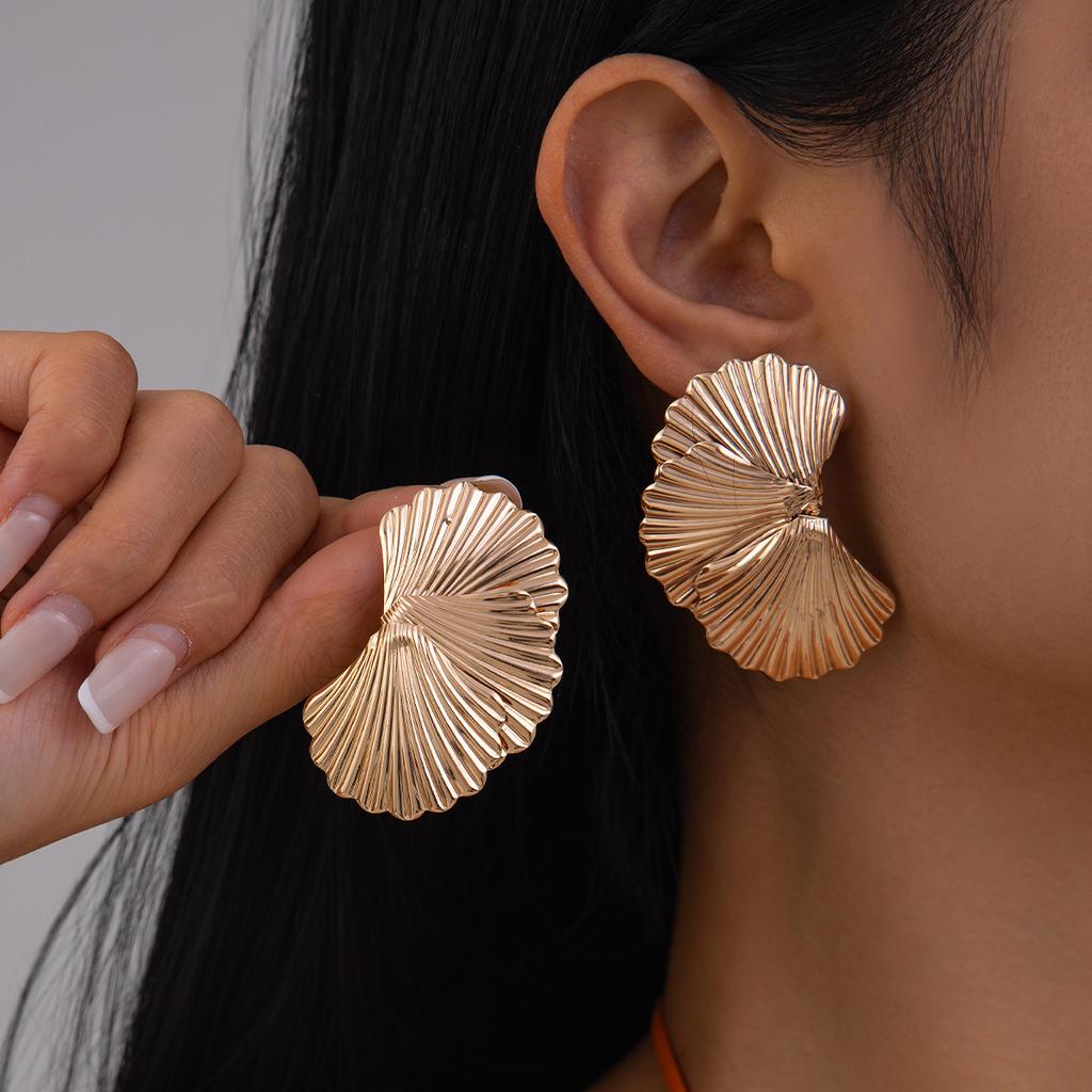 Vintage Matte Gold Color Metal Shell Earrings Ocean Exaggerated Half Flower Stud Earrings Glossy Fashion Commuter Party Womens Daily Outdoor