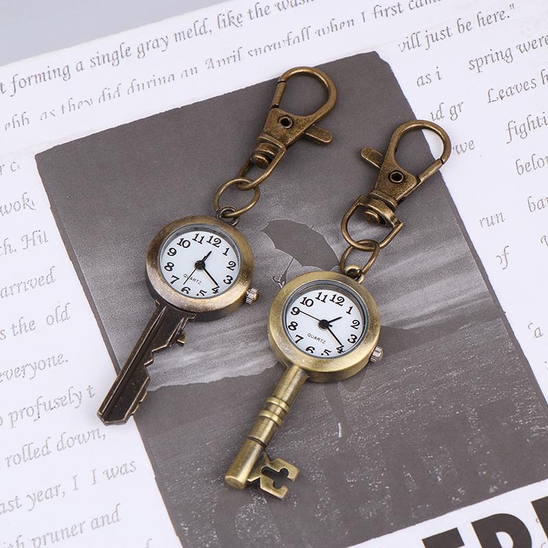 Niedliche schöne Taschenuhr im Markenstil mit Schlüsselanhänger und Kette aus Quarz
