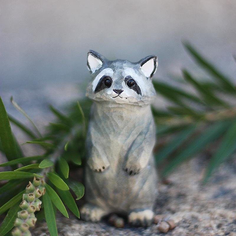 Wood Home Decor Raccoon Handmade Wood Decor For Table Folk Art Carving Ornament Solid Wood Animal Desk Ornaments Creative Gift