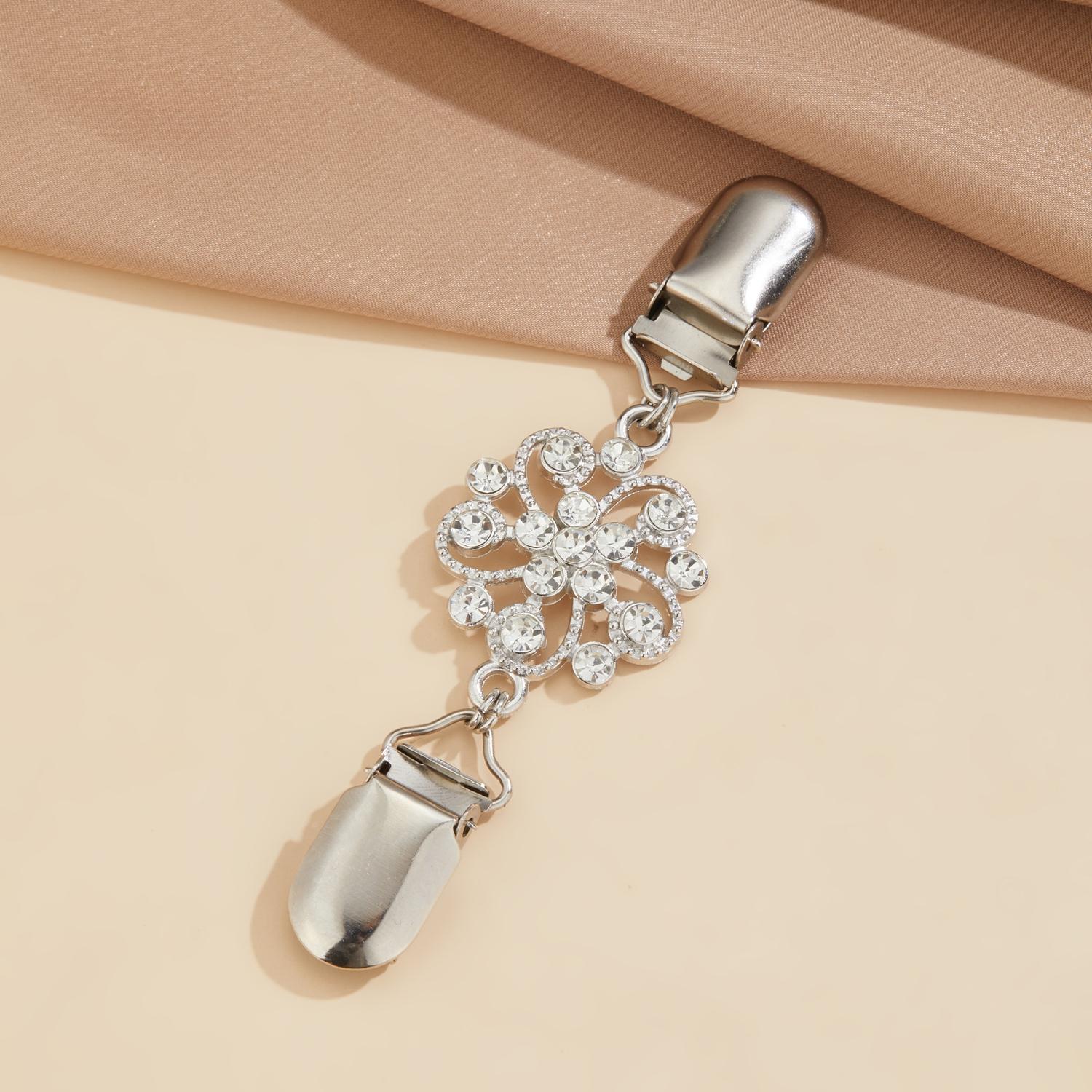 

Diamond-encrusted Sweater Clip Women’s Hollow Alloy Silk Scarf Buckle Fashionable and Versatile Shawl Clip Anti-exposure Brooch сірий колір