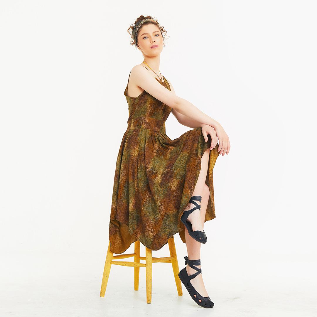 

Асимметричное платье с юбкой и принтом цвета хаки