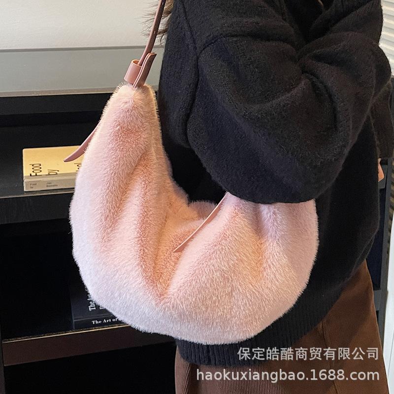 Unique niche plush bag women's 2025 new commuter large-capacity shoulder underarm bag plush bag croissant bag