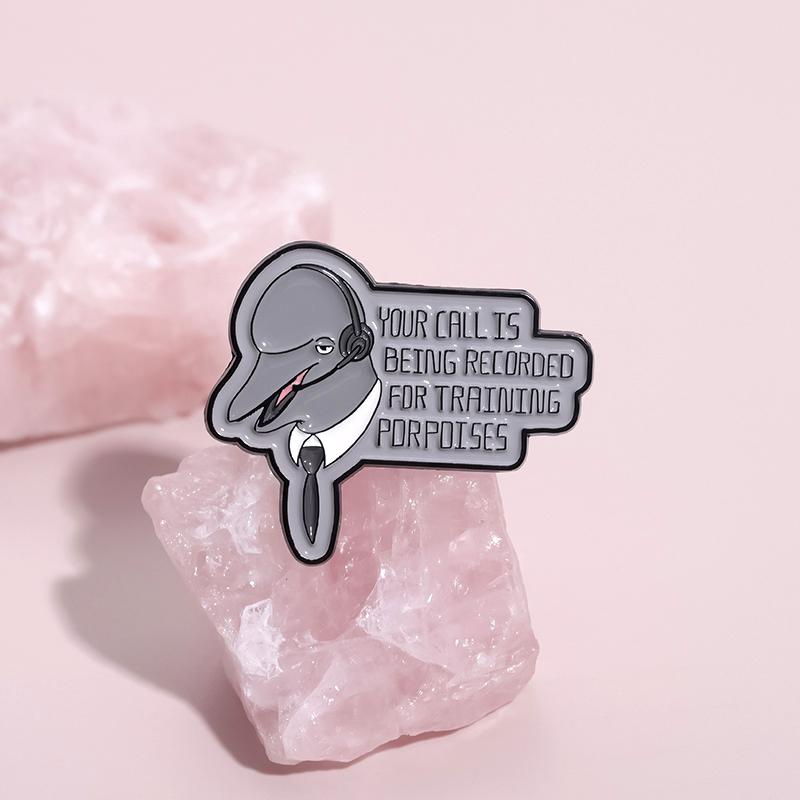 Delfintraining Emaille-Pins Custom IHR ANRUF WIRD AUFGEZEICHNET Broschen Anstecknadeln Tierischer Schmuck Geschenk für Freunde
