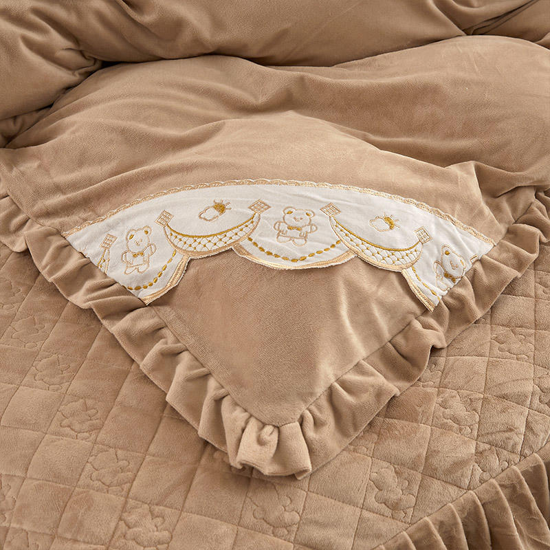 High Quality Thicken Velvet Quilted Bed Skirt King Queen Size Short Plush Bedspread Soft Warm Bed Sheet Not Including Pillowcase