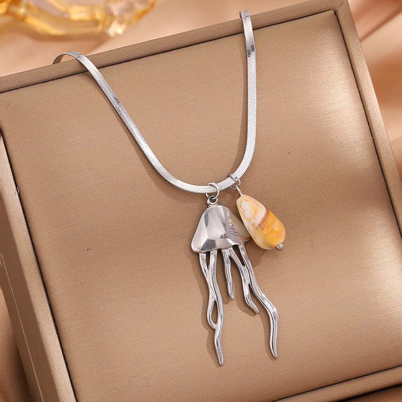 Stylish Jellyfish Pendant Titanium Necklace – Light Luxury Ocean-Inspired Clavicle Chain