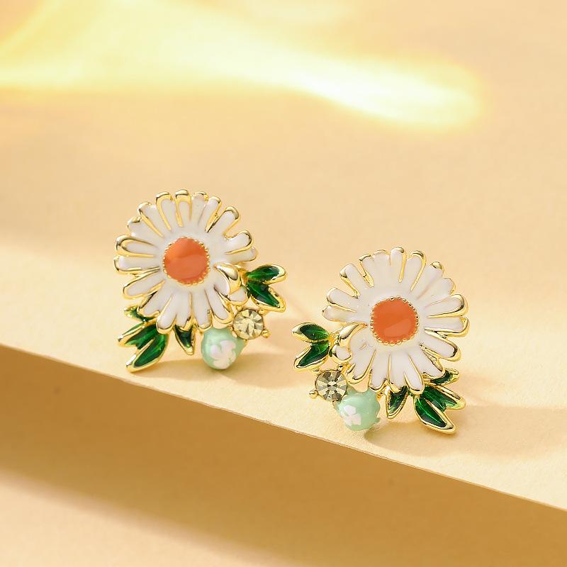 Mori sweet temperament fairy wind enamel drip glaze daisy flower stud earrings gentle elegant holiday wind earrings белый
