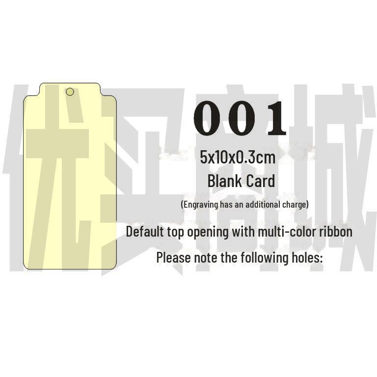 Gravovaná dřevěná karta s přáním s prázdnou visačkou a závěsnou cedulkou