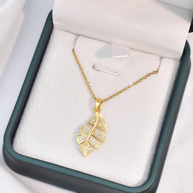 

То же самое ожерелье с золотыми ветвями и нефритовыми листьями — женственное, простое и темпераментное, слегка инкрустированное циркониевой цепочкой на ключицу.