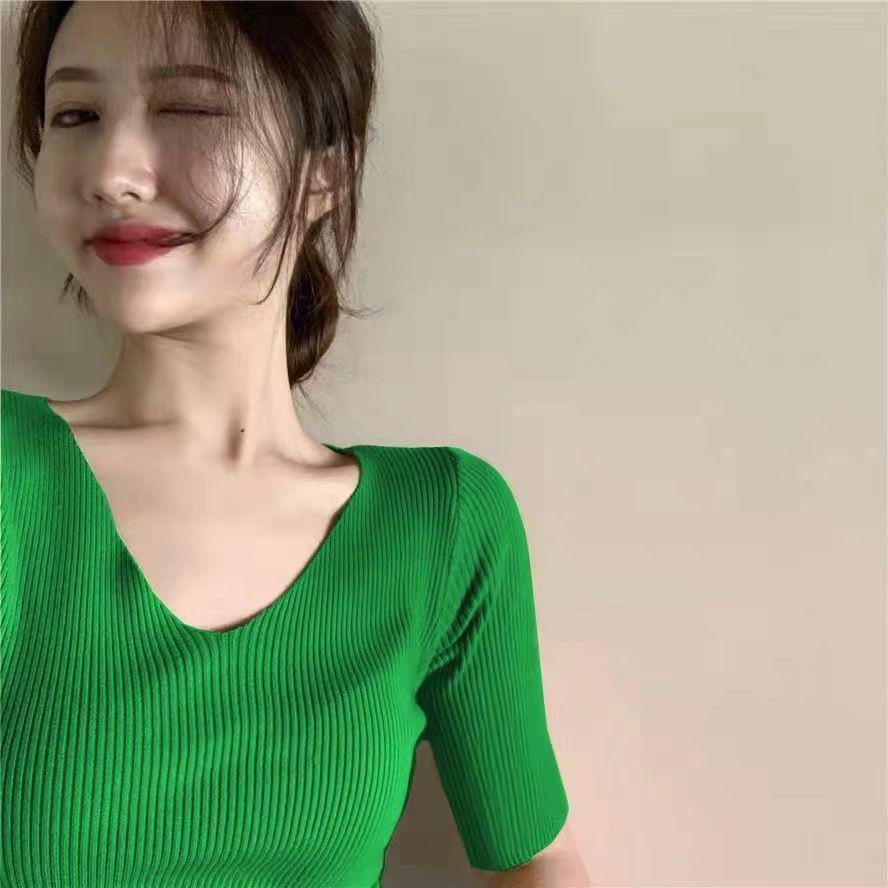 

Женская желтая трикотажная футболка с коротким рукавом и V-образным вырезом в летнем стиле 2025 года – уникальный и стильный дизайн L (100-110 jin)