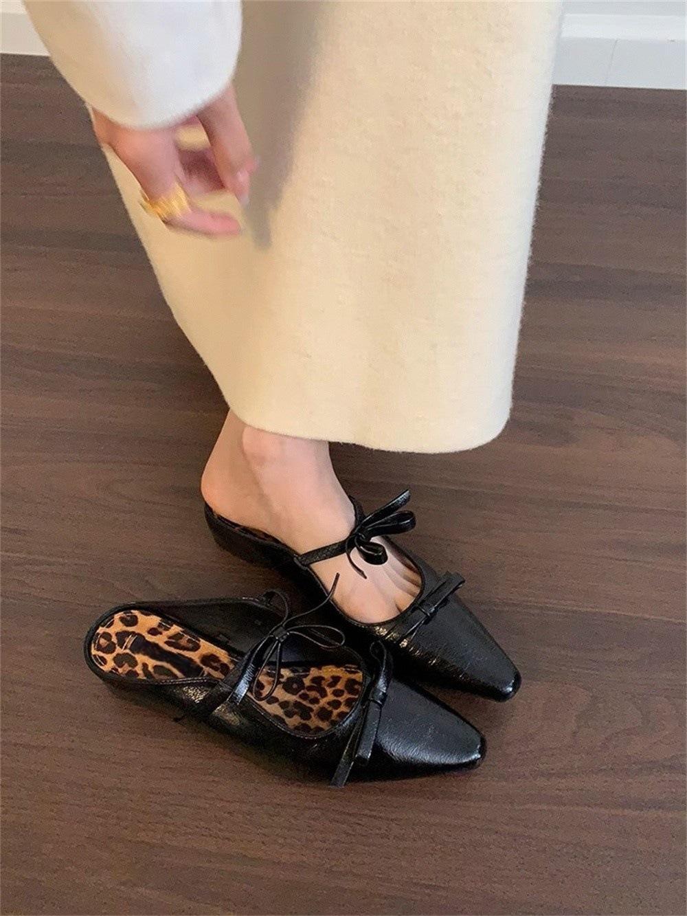 

Hong Kong niche fashion bow baotou half slippers women s outer wear 2025 summer new inner height increase cool slippers single shoes 35