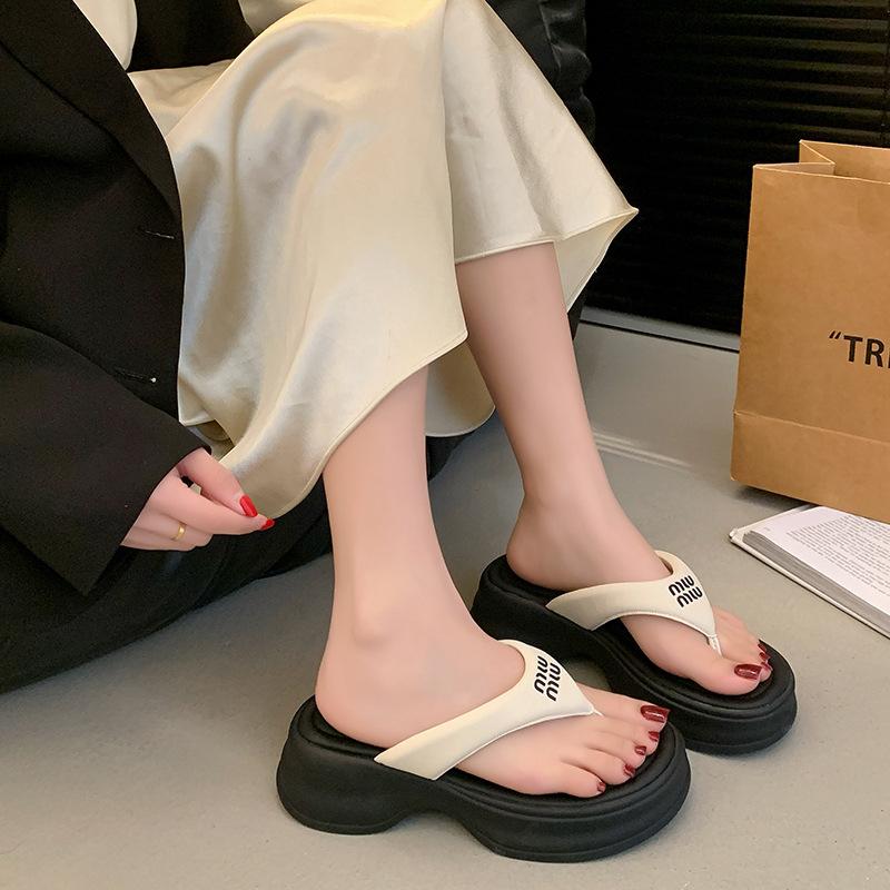 Thick-bottomed Beach Cool Slippers Women's 2025 Summer New Non-slip Outer Wear Fashionable Flip-flops Small Height-increasing Slippers