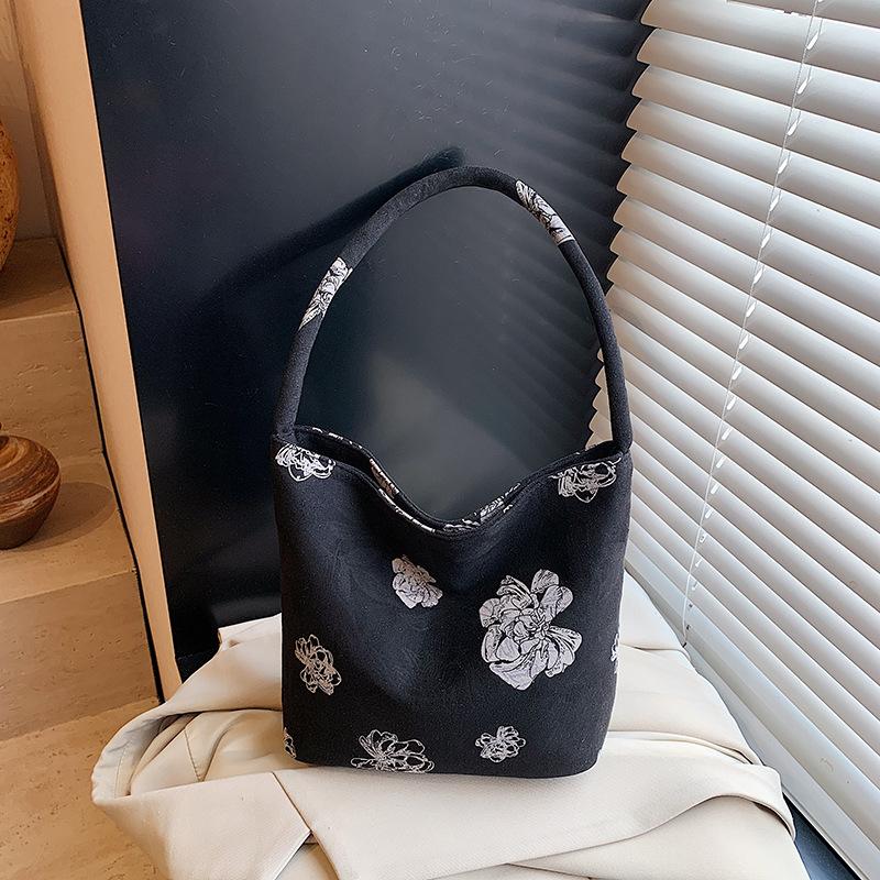 Fashion trend niche design bucket bag 2025 summer new casual texture women's shoulder messenger bag