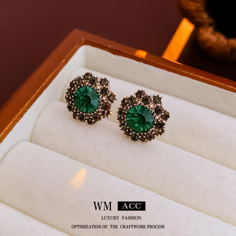 Exquisite Green Gem Dangle Earrings with Silver Needle - Elegant Statement Jewelry for Every Occasion