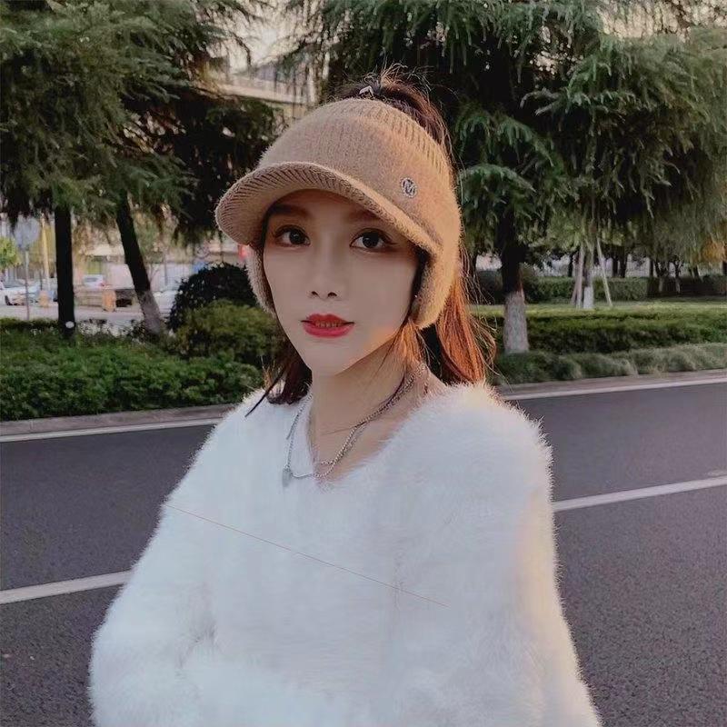 Versatile Women's Duckbill Ear-Protecting Windproof Hat - Thick, Warm, Face Slimming, Knitted Wool for Autumn/Winter