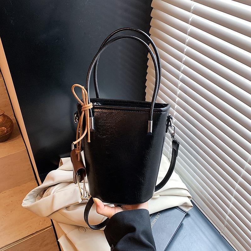 

Retro bag women s new spring and summer popular messenger bag casual portable bucket bag shoulder bag tide чорний