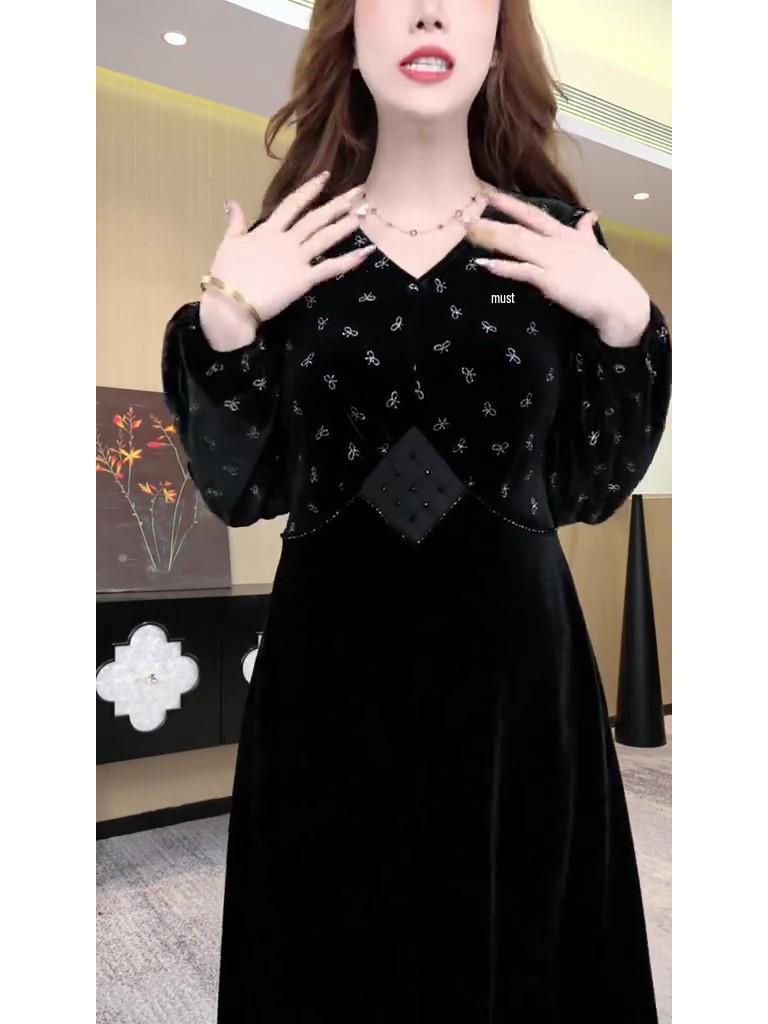 Elegantes Samtkleid in Übergröße - Herbst/Winter, Hochelastisch, Bedruckt, Locker, Schlankmachend, Reifer Stil für Damen.