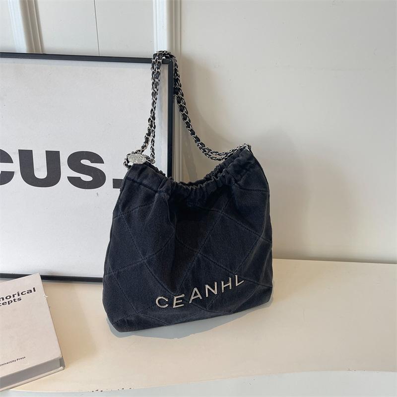 

Tote bag women s 2024 new large-capacity commuter bag spring and summer versatile casual shoulder bag college student class bag чорний