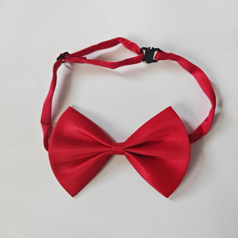 Pánský černý oblek s motýlkem pro sbor, svatby a speciální události