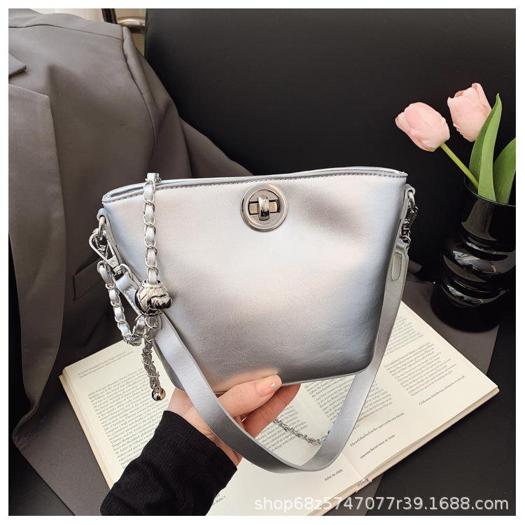 

Fashion chain small bag women s 2025 new bucket mother and child bag high-end texture versatile commuter shoulder crossbody bag серебряный