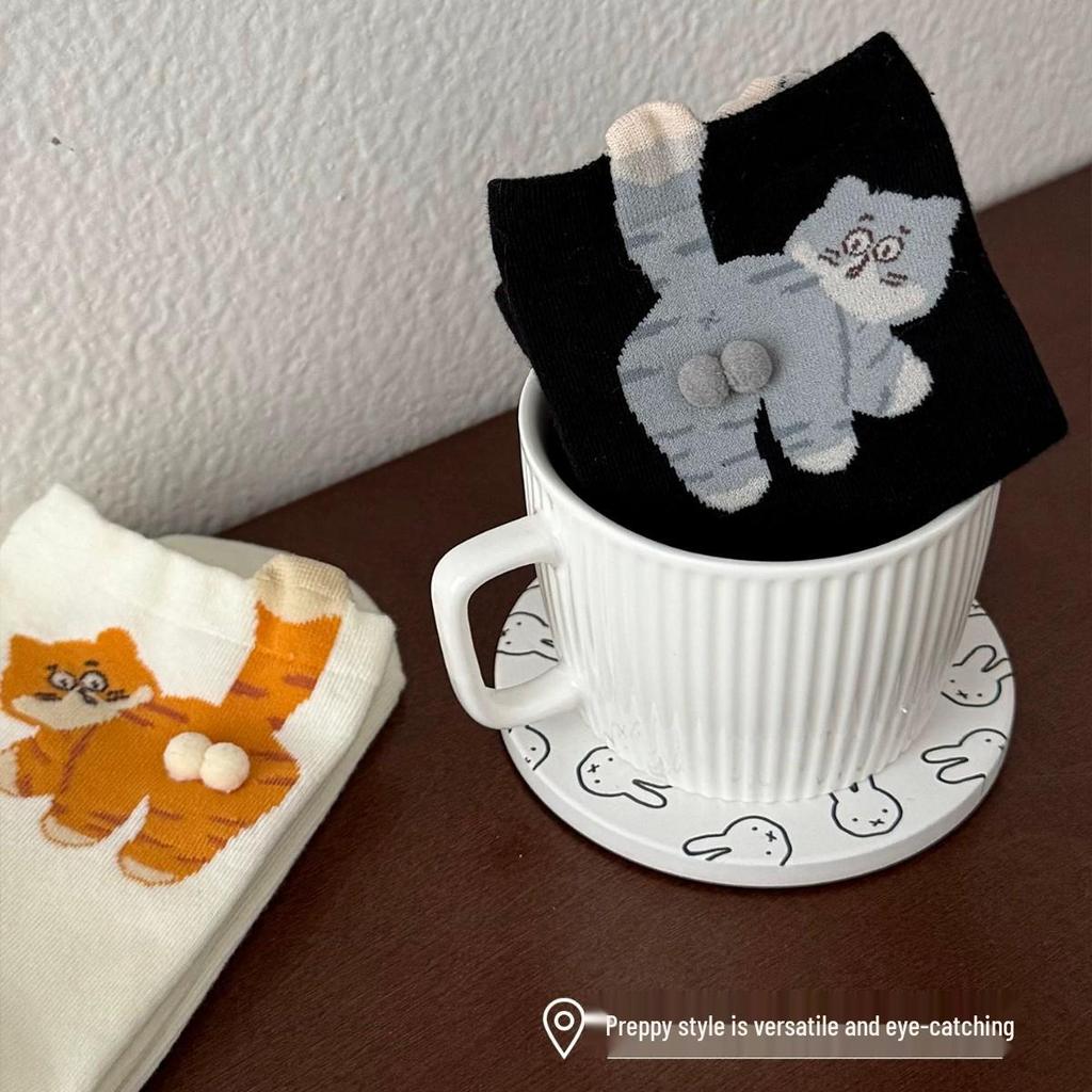 Niedliche 3D Cartoon Kätzchen Socken: Damen Sommer Mid-Calf Socken mit kleinem Kugeldesign und lustigem Eier-Muster.