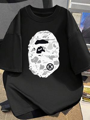 Unisex T-shirt Urban Streetwear - Biały T-shirt z Czarnym Graficznym Kamuflażem z Głowami Małp