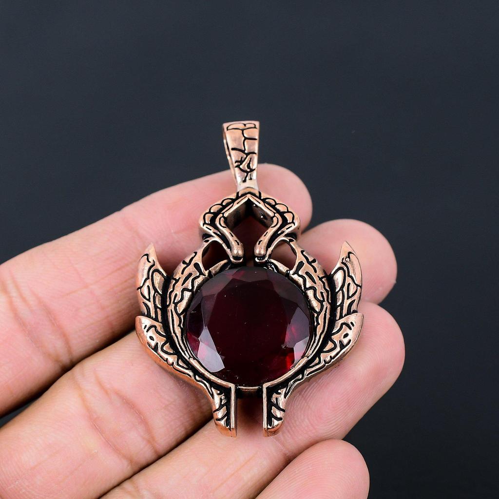 Úžasný přívěsek s granátem, ručně vyrobený z čistého měděného drátu