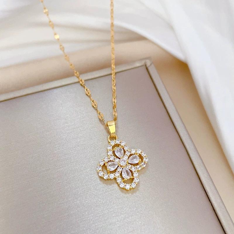 Ladies Luxurious Four-leaf Clover Crystal Pendant Necklace