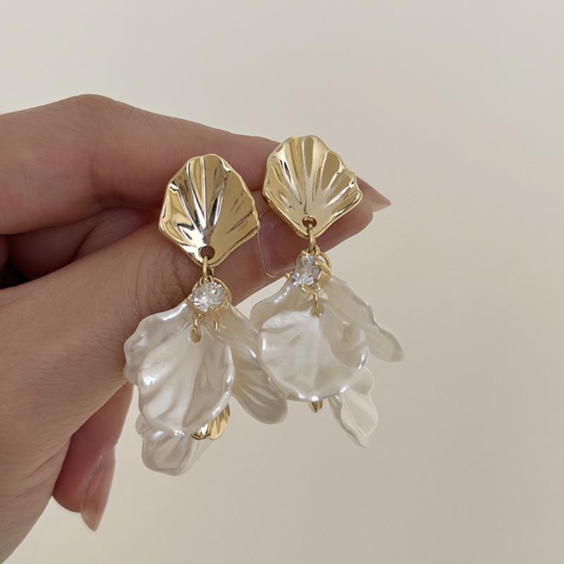 French pearl oval shell earrings white flower high-end stud earrings fashion temperament light luxury earrings women