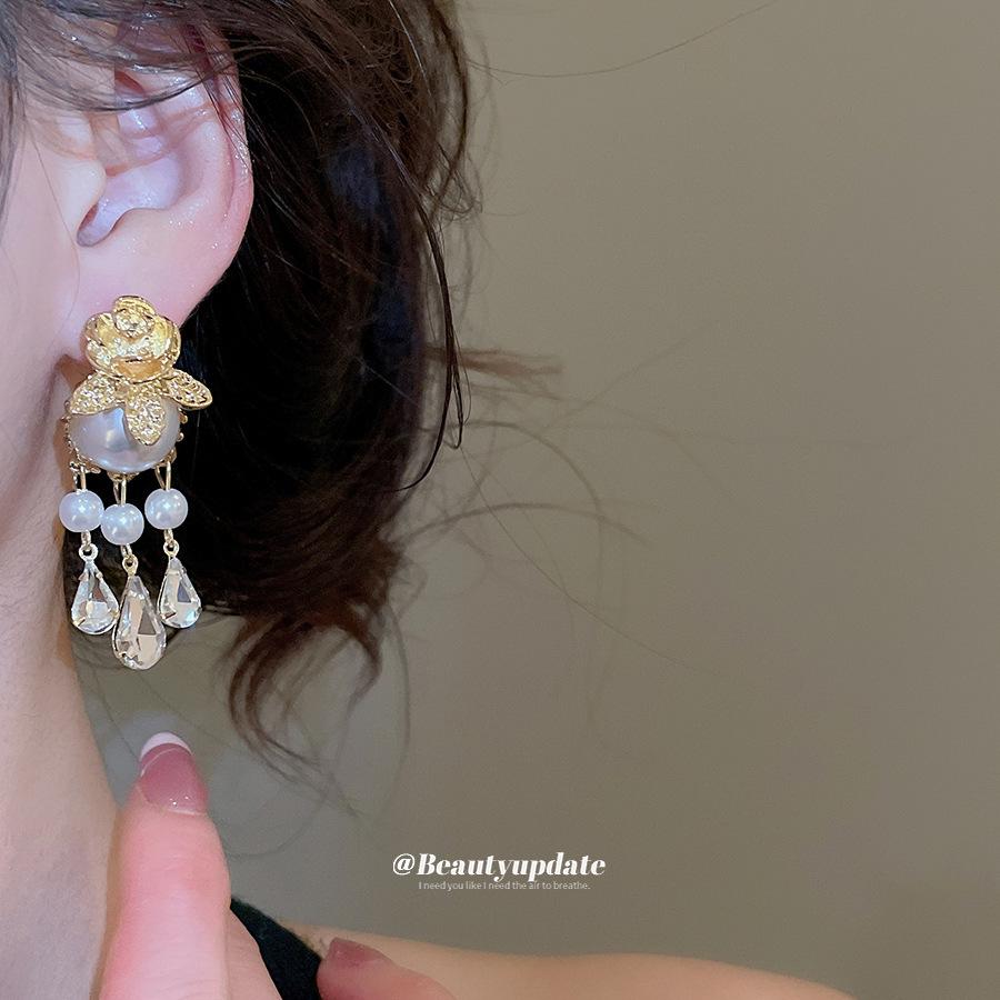 Elegant Retro Multi-layered Necklace with Rhinestones, Resin Pearls, and Beaded Flowers for Women