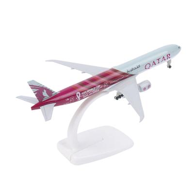 20 cm großes Flugzeugmodell aus Aluminiumlegierung, Modell einer Boeing 777 von Qatar Airways, inklusive Rädern und Fahrwerk.