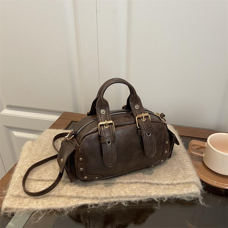 Trend Y2K Retro Rivet Shoulder Bag Spicy Girl Vintage Underarm Bag Pu Leather Handbag Locomotive Bowling Bag