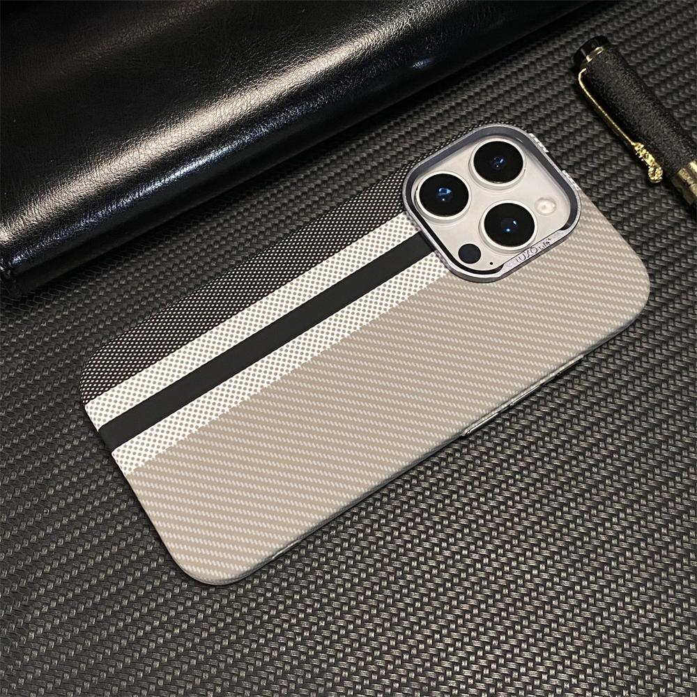 Custodia Rigida Ultra Sottile con Motivo in Fibra di Carbonio e Copri Lenti Metallico per iPhone 17 16 Pro Max 15 14 13 MagSafe Copertura Magnetica per Ricarica Wireless