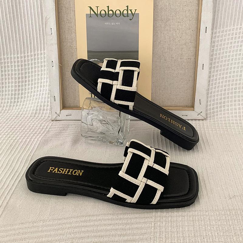 French high-end flat-bottomed cool slippers for women's summer wear Xiaoxiangfeng 2025 new Internet celebrity going out beach shoes