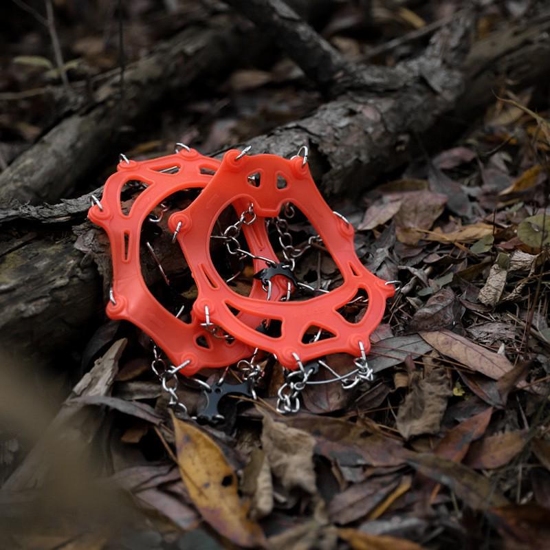 Crampones Reforzados con Bolsa de Almacenamiento: Cubrezapatos Antideslizantes de Látex Duraderos de 8 Dientes para Superficies Lluviosas, Rocosas y Nevadas.