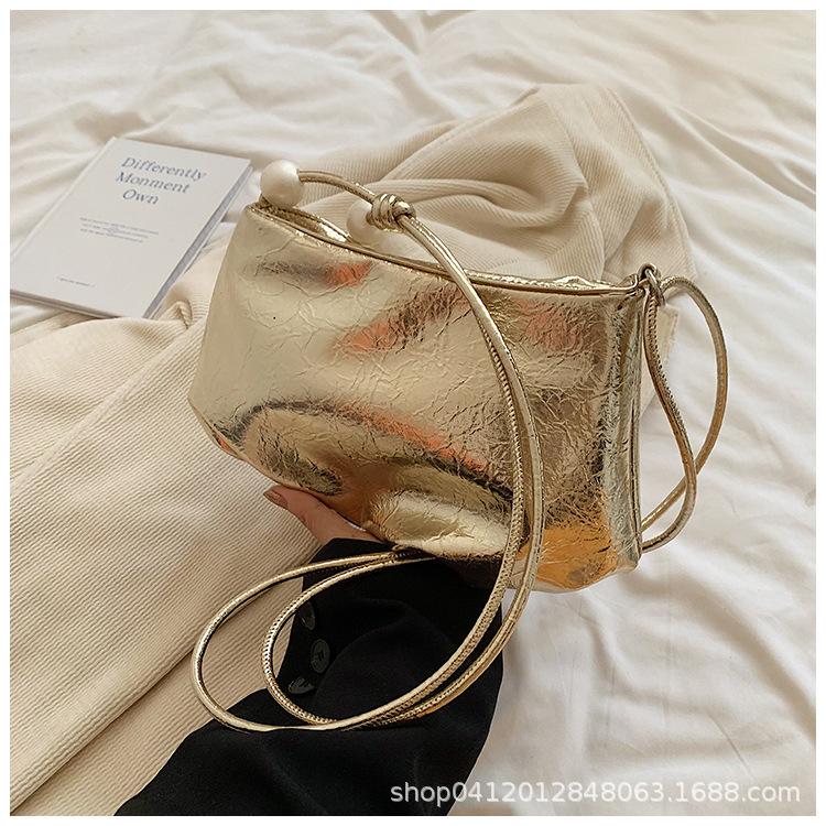 

Niche design messenger bag bag 2025 new Korean version foreign style work commuter bag fashion pleated women s shoulder bag