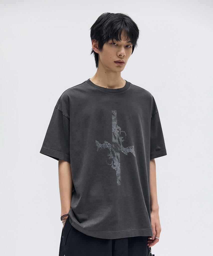 MAISON MINED Cross Gun Graphic Half T Charcoal