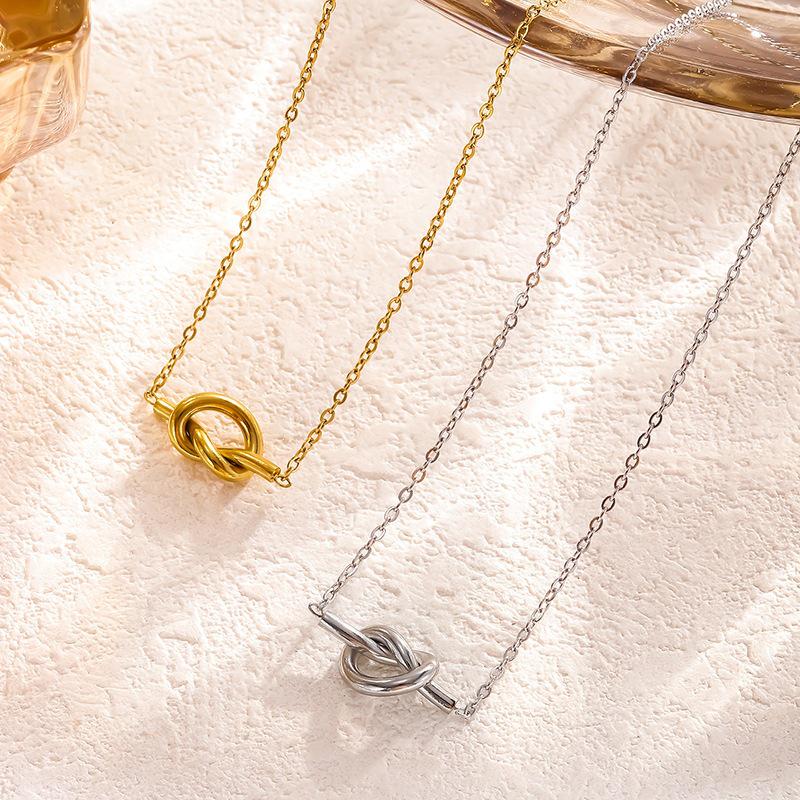 18K Gold-Plated Titanium Steel Knotted Heart Pendant Necklace for Women – Versatile Clavicle Chain Jewelry with a High-End Feel