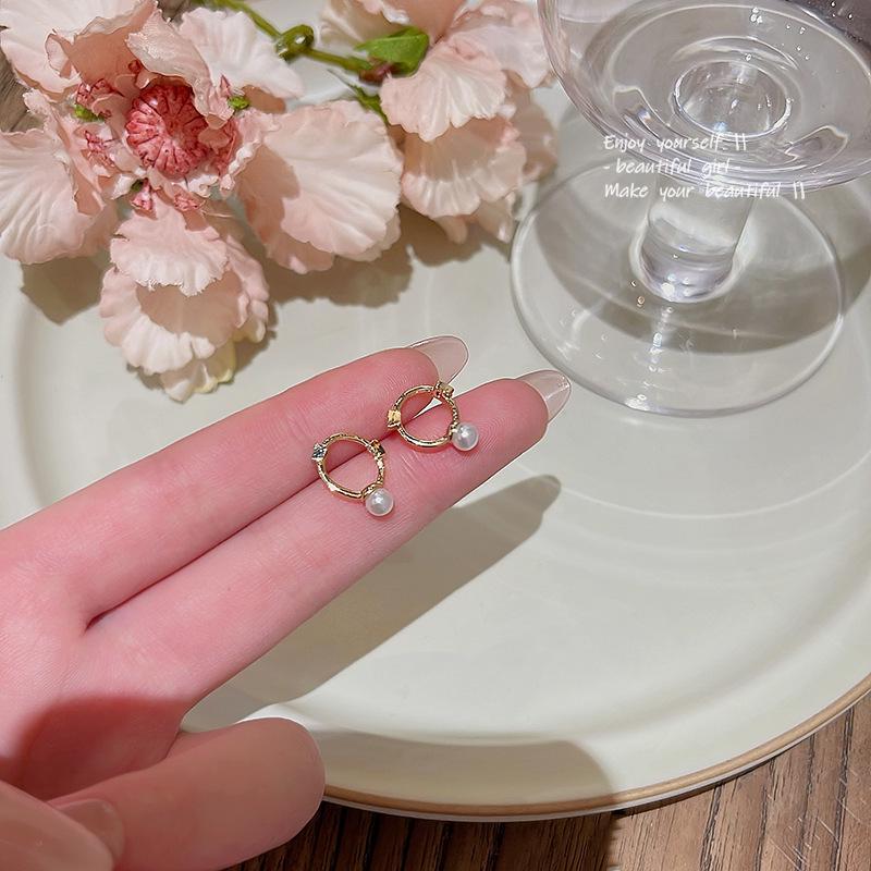 South Korean Elegant Zircon Hoop Earrings - Trendy, Versatile Plain Hoops with Love Design