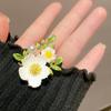 New small daisy brooch, high-end temperament flower pin, niche high-end corsage suit and accessories