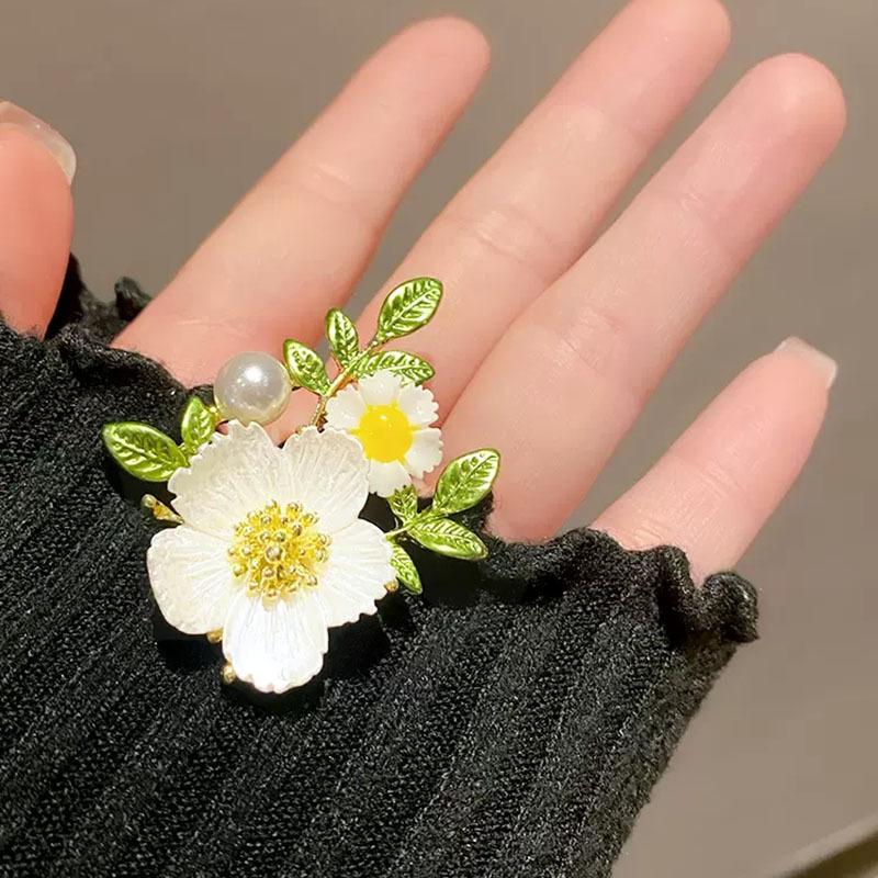 New small daisy brooch, high-end temperament flower pin, niche high-end corsage suit and accessories