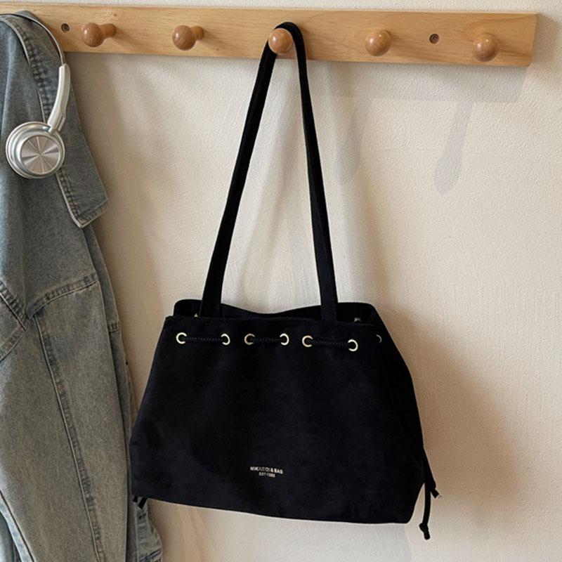 

Textured small bag women s autumn new shoulder underarm bag tote bag design sense commuter tote bag чёрный