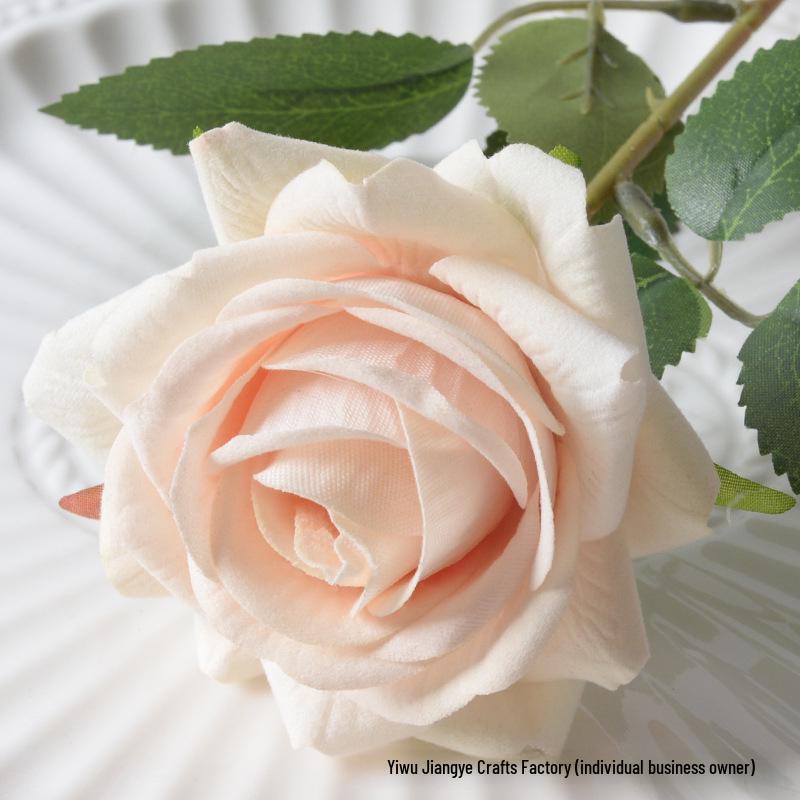 

Большой букет из шелковых роз и фланели для украшения дома на свадьбу и День святого Валентина