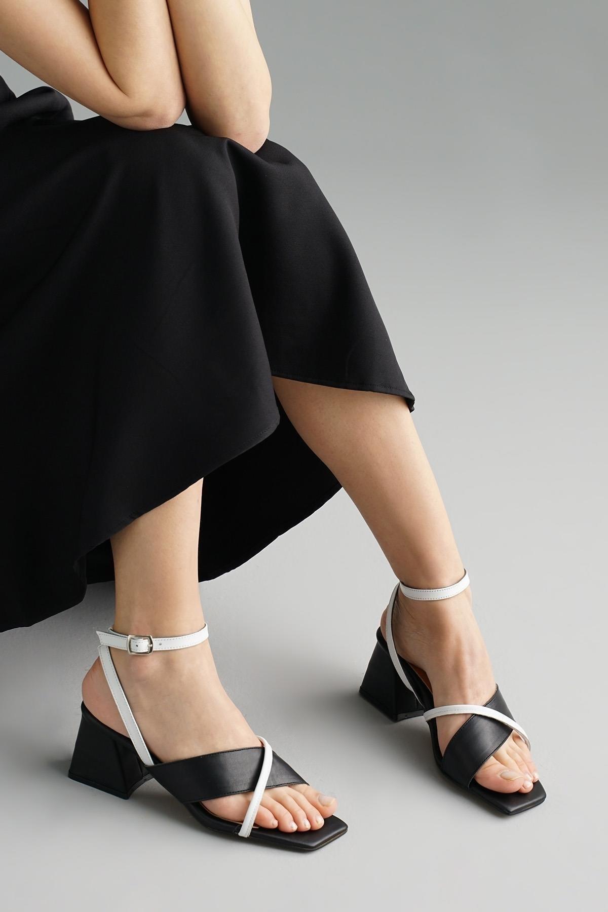 

Женские модные босоножки на каблуке на лето