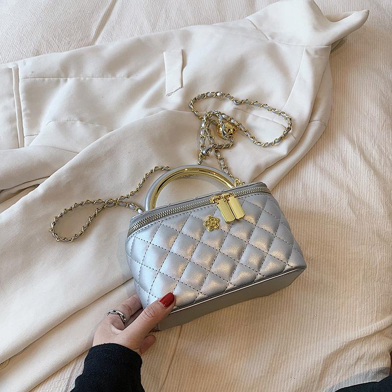 

Сумка-малышка Xiaoxiangfeng с ромбовидной вышивкой, женская, 2025, новая, высококлассная, на цепочке, модная, универсальная, портативная, маленькая квадратная сумка 17*8*11 серебряный