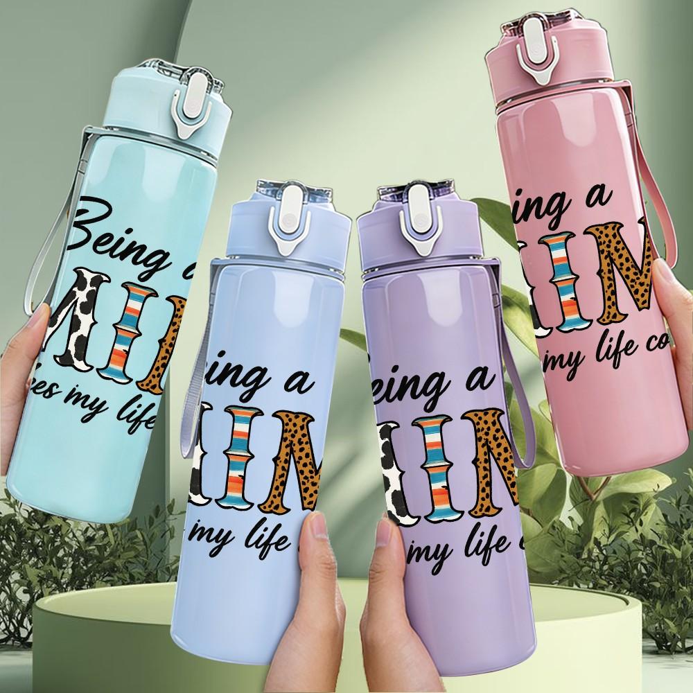 1PC Being A Mimi Text Pattern 750ml Color Plastic Sports Water Bottle Leakproof Flip Straw Lid Suitable for Sports Office Home Use